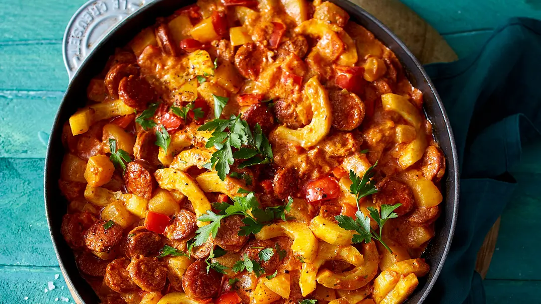 Pfanne gefüllt it Schmorgurken und Chorizo in einer Tomatigen Soße und etwas Petersilie oben drauf - Foto: LECKER @ Bauer Media Group Pfanne gefüllt it Schmorgurken und Chorizo in einer Tomatigen Soße und etwas Petersilie oben drauf - Foto: LECKER @ Bauer Media Group