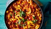 Pfanne gefüllt it Schmorgurken und Chorizo in einer Tomatigen Soße und etwas Petersilie oben drauf - Foto: House of Food / Bauer Food Experts KG