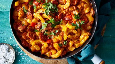Pfanne gefüllt it Schmorgurken und Chorizo in einer Tomatigen Soße und etwas Petersilie oben drauf - Foto: House of Food / Bauer Food Experts KG