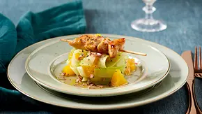 Fruchtiger Salat mit Hähnchen-Spießen und Dressing - Foto: LECKER @ Bauer Media Group