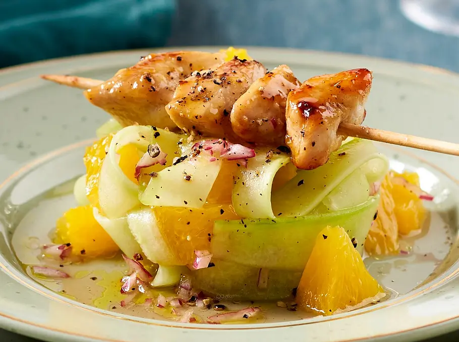 Fruchtiger Salat mit Hähnchen-Spießen und Dressing