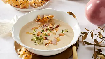 Cremige Kartoffel-Mandel-Suppe mit Garnierung - Foto: LECKER @ Bauer Media Group Cremige Kartoffel-Mandel-Suppe mit Garnierung - Foto: LECKER @ Bauer Media Group