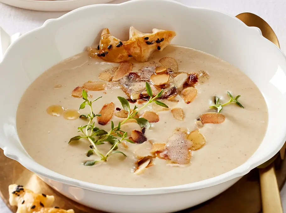 Cremige Kartoffel-Mandel-Suppe mit Garnierung Cremige Kartoffel-Mandel-Suppe mit Garnierung