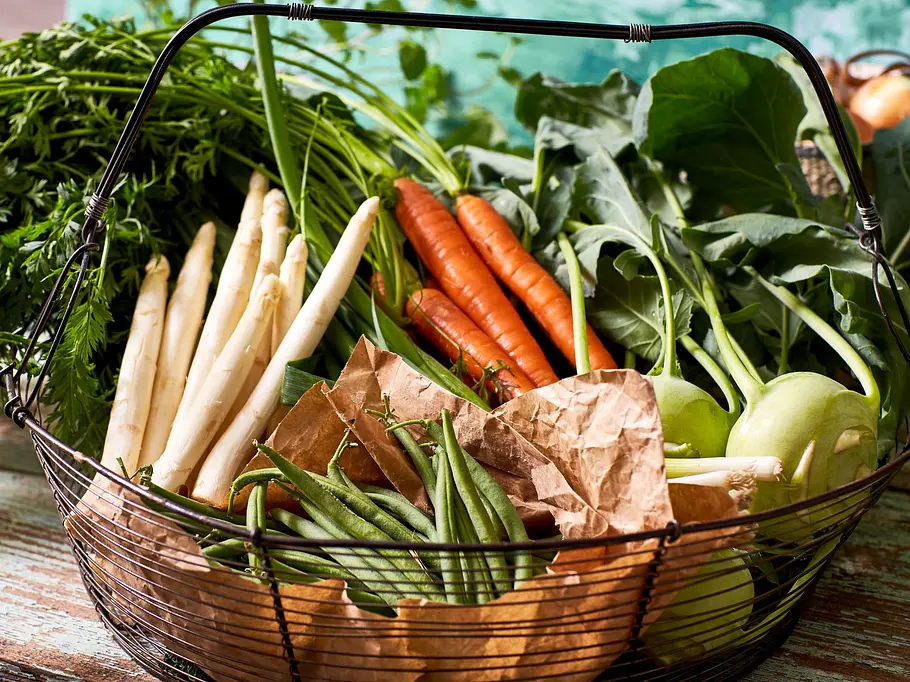 Nicht wegwerfen! Diese 7 Gemüseblätter solltest du unbedingt essen - geniale Rezepte zum Sparen Ein Korb voller Gemüse: Weißer Spargel, Karotten, Kohlrabi.