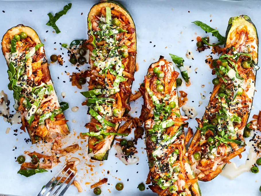 Gefüllte Zucchini vegetarisch mit Kartoffelpüree 4 gefüllte Zucchinihälften mit Räuchertofu, Erbsen und Blattspinat