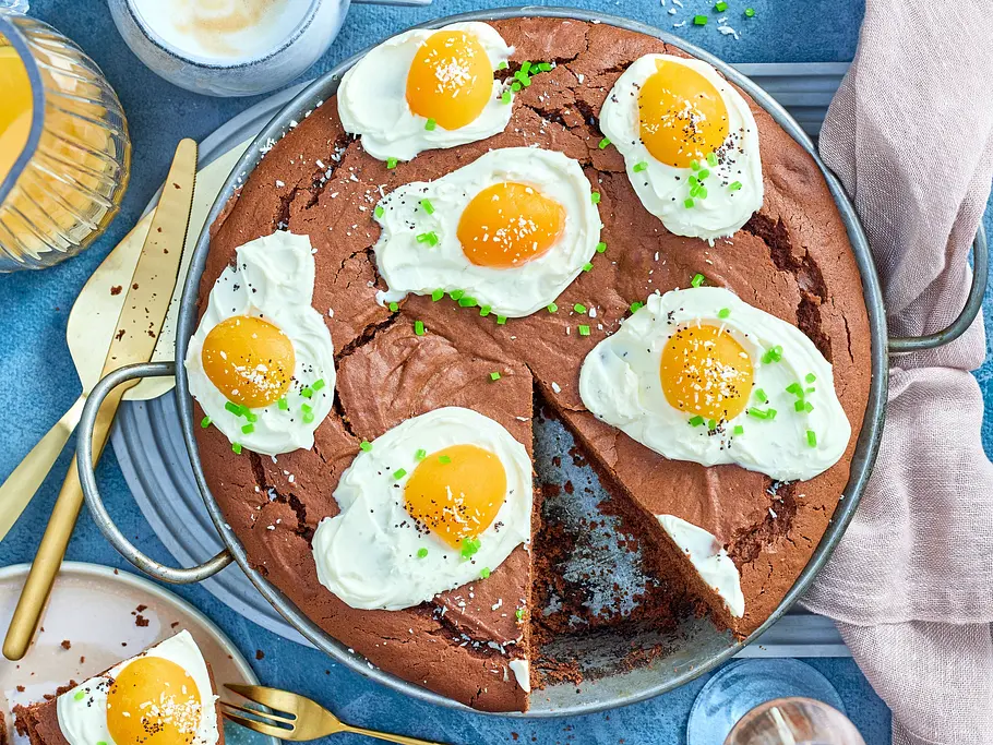 Schokokuchen mit einem Topping, das an Spiegeleier erinnert.