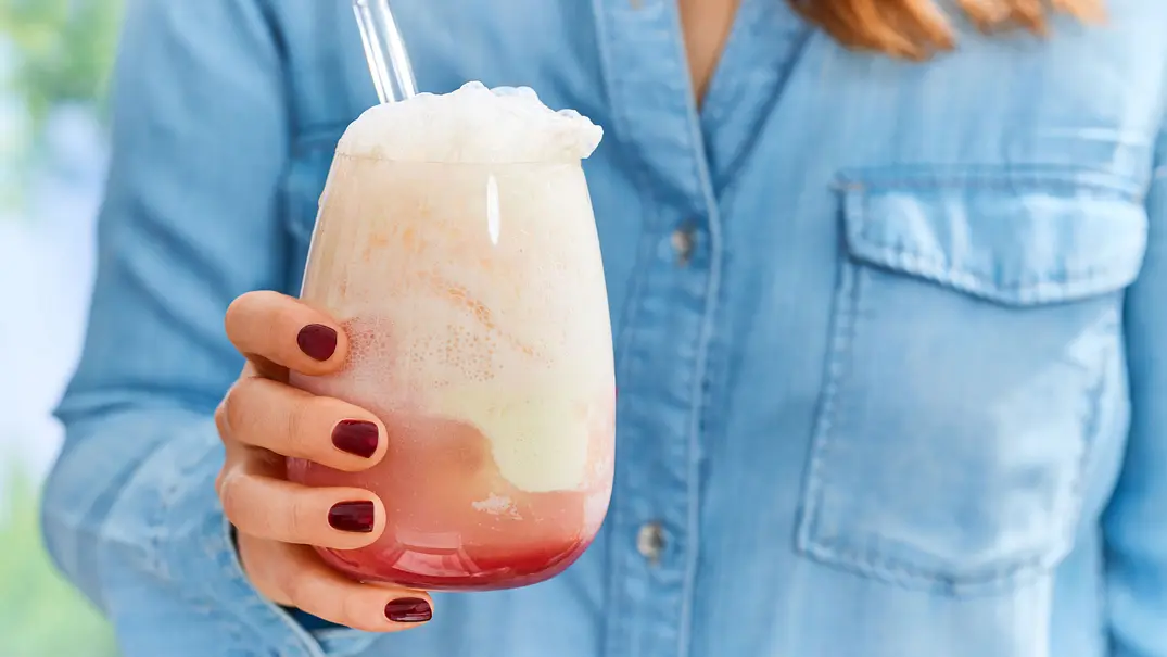Erdbeer Float mit schaumiger Limonadenkrone und einer Kugel Vanilleeis in einem runden Glas, mit Strohhalm serviert. - Foto: LECKER @ Bauer Media Group Erdbeer Float mit schaumiger Limonadenkrone und einer Kugel Vanilleeis in einem runden Glas, mit Strohhalm serviert. - Foto: LECKER @ Bauer Media Group