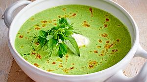Schüssel gefüllt mit einer grünen Spinat Kartoffel Suppe mit ein paar Ölspritzern oben drauf und Kräutern - Foto: House of Food / Bauer Food Experts KG