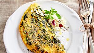 Tortilla mit Spinat gefüllt mit Feta und mit Majoran und Kresse garniert - Foto: House of Food / Bauer Food Experts KG