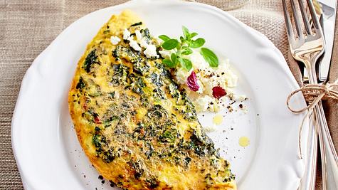 Tortilla mit Spinat gefüllt mit Feta und mit Majoran und Kresse garniert - Foto: House of Food / Bauer Food Experts KG