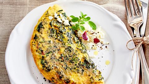 Tortilla mit Spinat gefüllt mit Feta und mit Majoran und Kresse garniert - Foto: House of Food / Bauer Food Experts KG