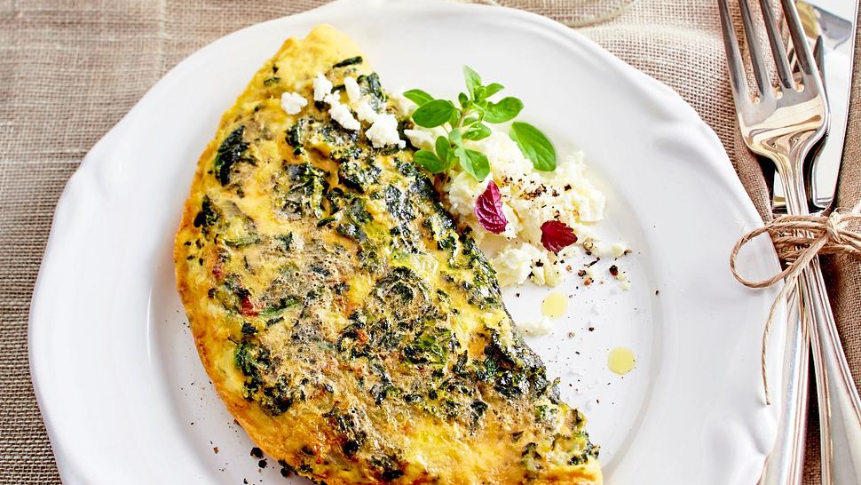 Tortilla mit Spinat gefüllt mit Feta und mit Majoran und Kresse garniert - Foto: House of Food / Bauer Food Experts KG