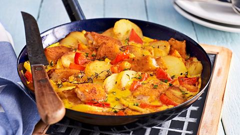 Eine Pfanne gefüllt mich Fischstäbschen und Katroffeln in einer Soße mit Thymian getopped - Foto: House of Food / Bauer Food Experts KG