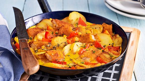 Eine Pfanne gefüllt mich Fischstäbschen und Katroffeln in einer Soße mit Thymian getopped - Foto: House of Food / Bauer Food Experts KG