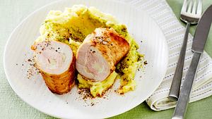 Auf einem weißen Teller sind auf einem Bett aus Kartoffelpürree mit Pfeffer mit Mozzarella gefüllte Puten-Röllchen angerichtet - Foto: House of Food / Bauer Food Experts KG