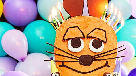 Ein Schokokuchen in der Form der berühmten Maus. Er ist verziert mit Geburtstagskerzen - Foto: House of Food / Bauer Food Experts KG
