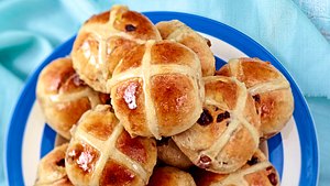 Hot Cross Buns mit Korinthen Rezept - Foto: Are Media Syndication 