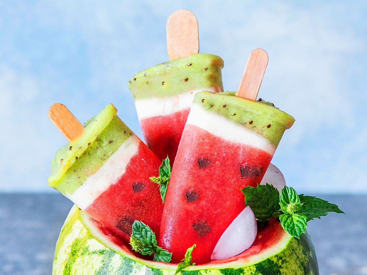 Wassermelonen Eis am Stiel mit Kiwi. Das Eis ist in Form und Farbe einer Wassermelone.