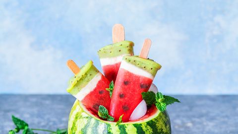 Wassermelonen Eis am Stiel mit Kiwi. Das Eis ist in Form und Farbe einer Wassermelone. - Foto: House of Food / Bauer Food Experts KG