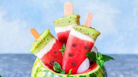 Wassermelonen Eis am Stiel mit Kiwi. Das Eis ist in Form und Farbe einer Wassermelone. - Foto: House of Food / Bauer Food Experts KG
