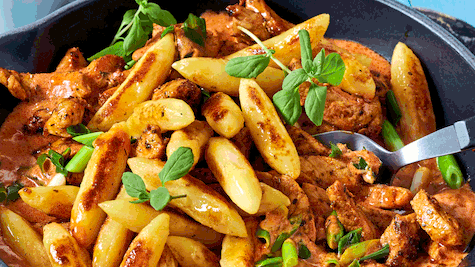 Blitzschnelle Haifisch-Pfanne mit Schupfnudeln und Gyros Rezept - Foto: House of Food / Bauer Food Experts KG