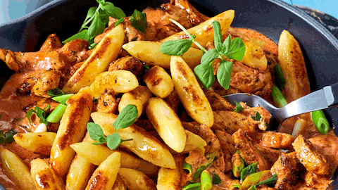 Blitzschnelle Haifisch-Pfanne mit Schupfnudeln und Gyros Rezept - Foto: House of Food / Bauer Food Experts KG