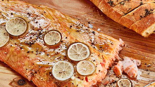 Honig-Lachs, gegrillt auf Zedernholz Rezept - Foto: LECKER @ Bauer Media Group Honig-Lachs, gegrillt auf Zedernholz Rezept - Foto: LECKER @ Bauer Media Group