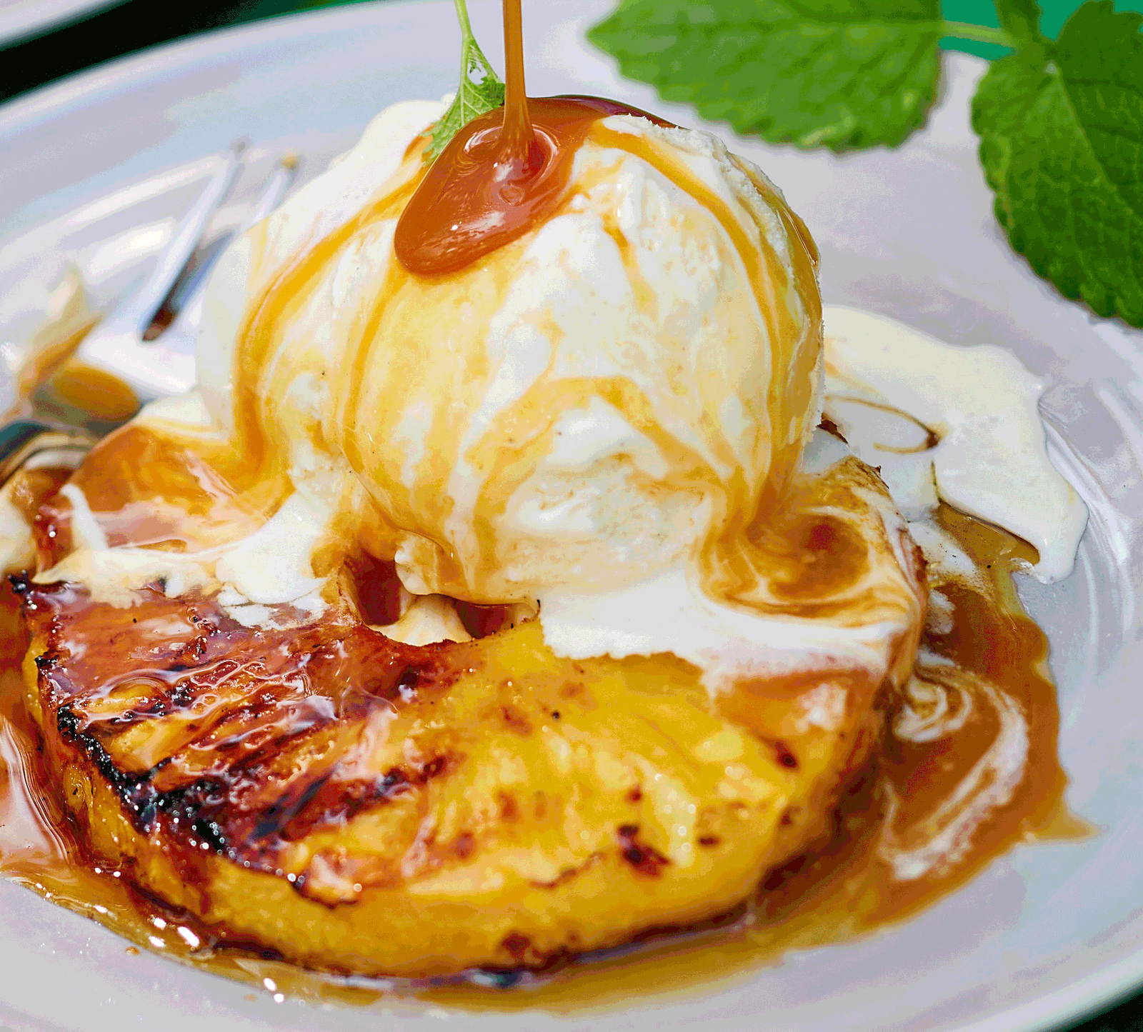 Grill-Ananas mit Vanilleeis und Karamellsoße Rezept | LECKER