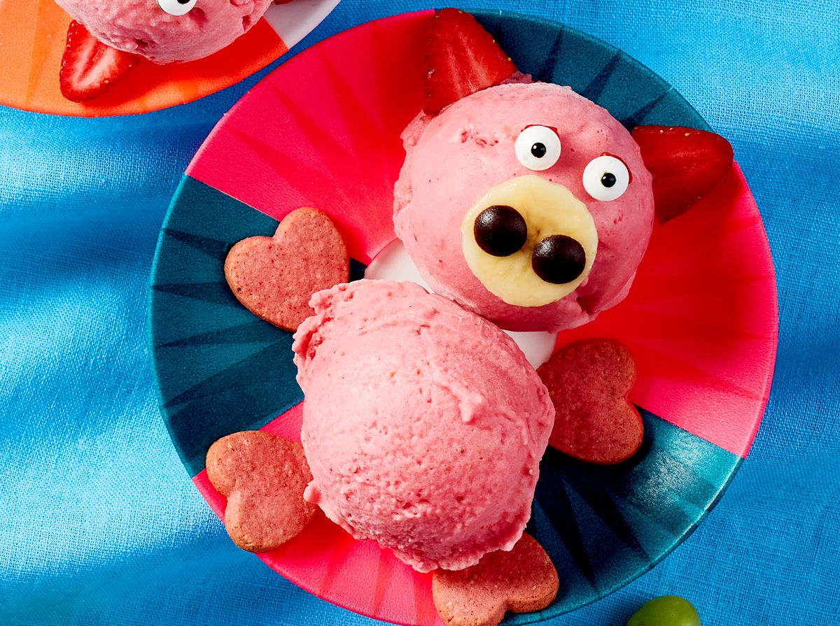 Erdbeer Quark Eis in Form von einem Schwein in Rosa