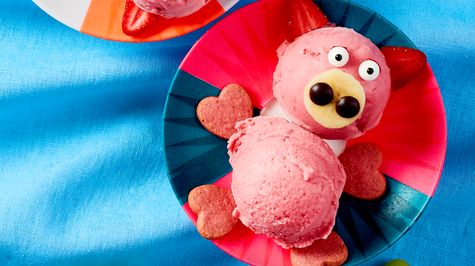 Erdbeer Quark Eis in Form von einem Schwein in Rosa - Foto: House of Food / Bauer Food Experts KG