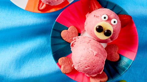 Erdbeer Quark Eis in Form von einem Schwein in Rosa - Foto: House of Food / Bauer Food Experts KG