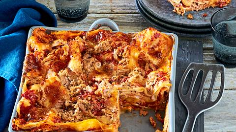Lasagne in Auflaufform mit Thunfisch und Käse überbacken - Foto: House of Food / Bauer Food Experts KG