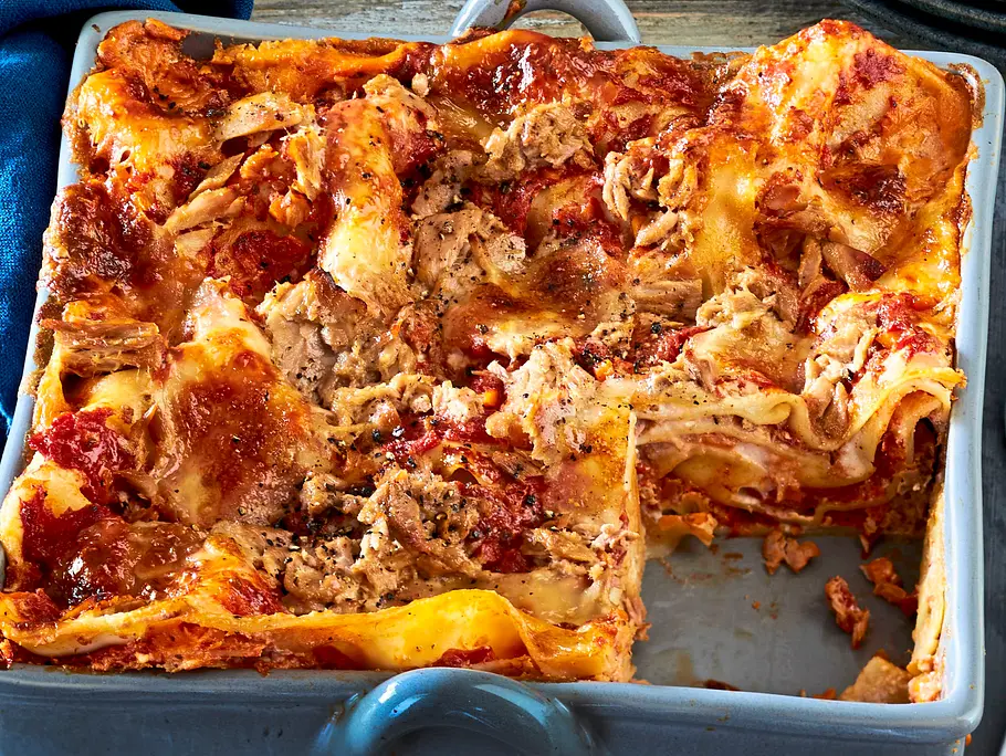 Lasagne in Auflaufform mit Thunfisch und Käse überbacken Lasagne in Auflaufform mit Thunfisch und Käse überbacken