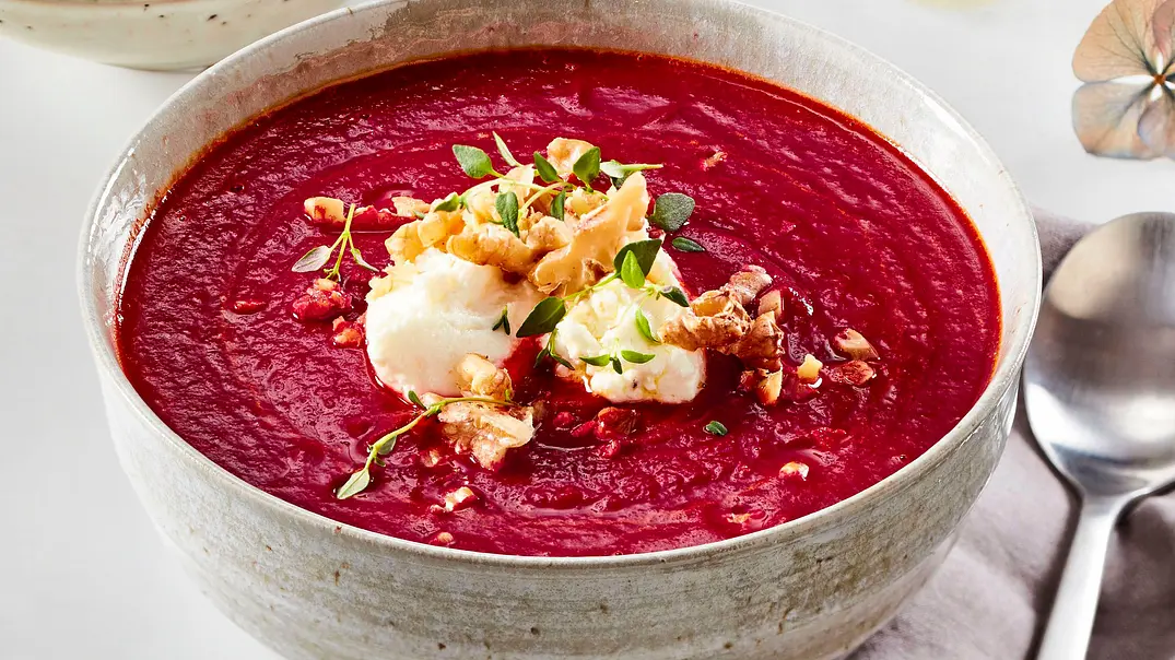 Lila Möhrensuppe mit Fetacreme und Nüssen Rezept - Foto: LECKER @ Bauer Media Group