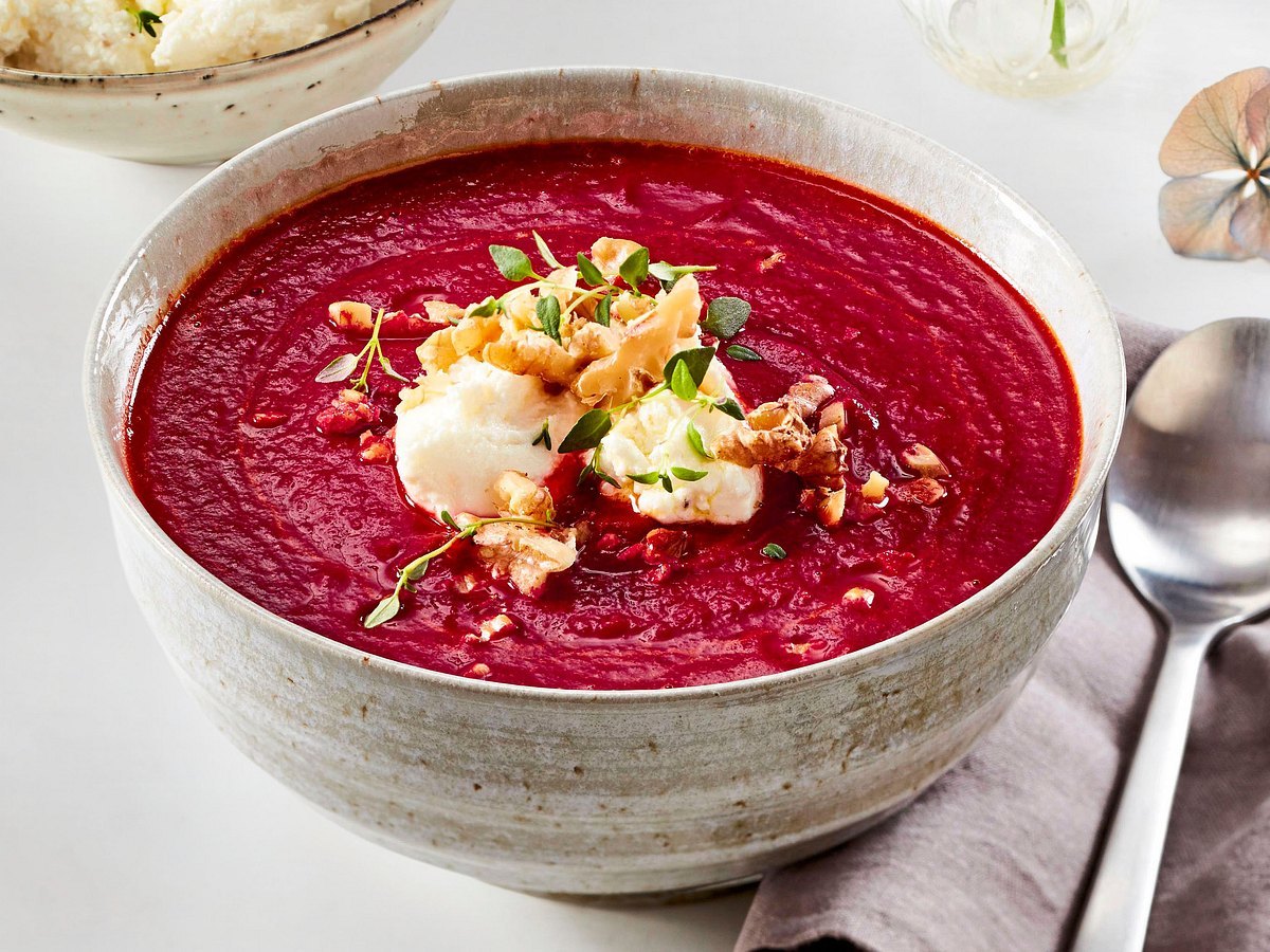 Lila Möhrensuppe mit Fetacreme und Nüssen Rezept