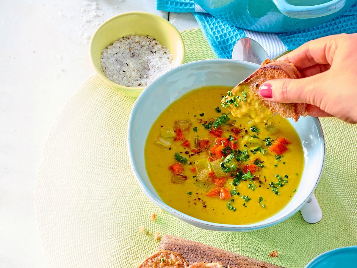 Sommerliche Gemüse-Kokos-Suppe zu herzhaften armen Rittern Rezept