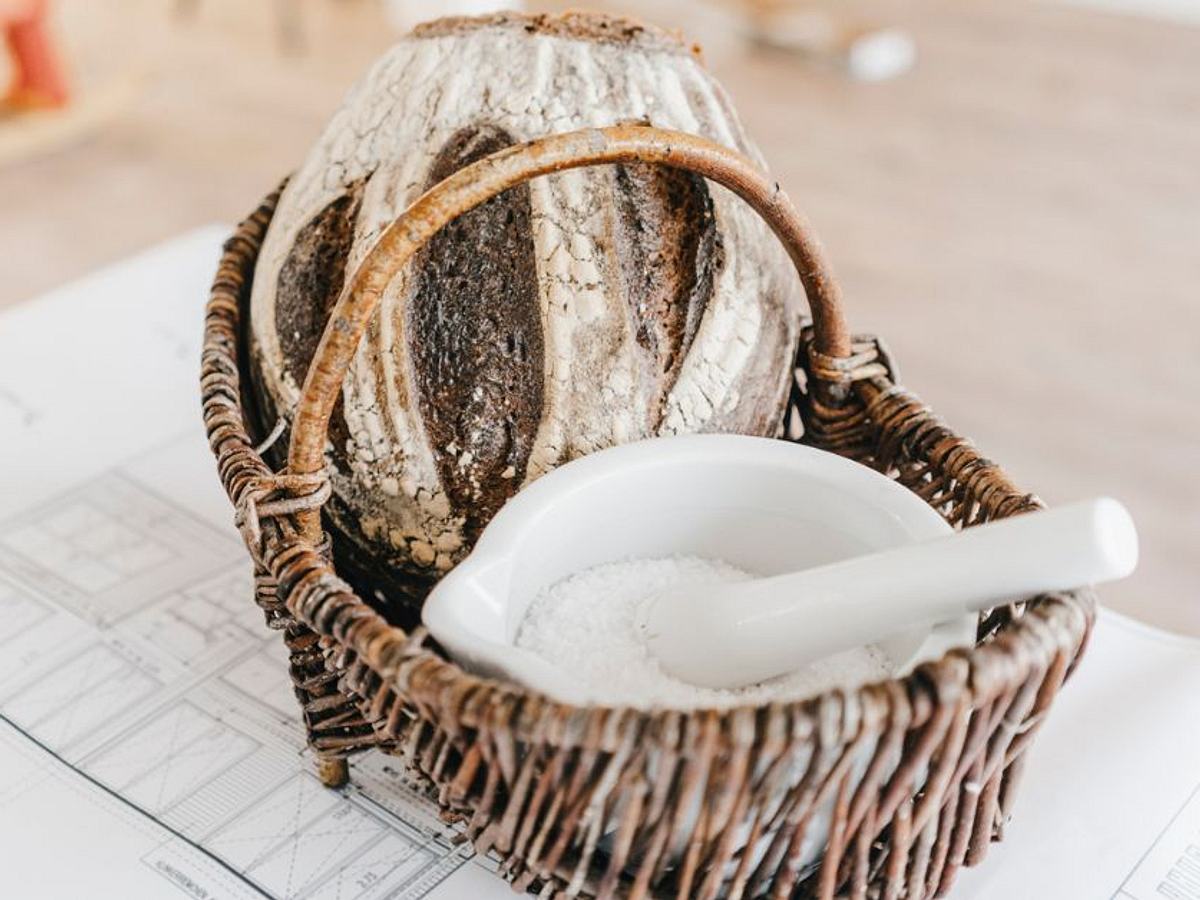 Brot und Salz zum Einzug in einem Korb verpackt zu verschenken ist ein Brauch, der in vielen Ländern bekannt ist.