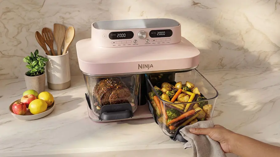 Ninja CRISPi DualZone Ninja CRISPi DualZone in einer hellen küche befüllt mit Fleisch und Gemüse