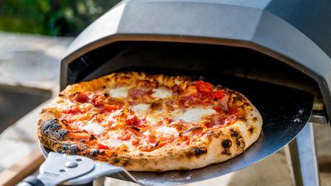 Pizza aus dem Pizzaofen - Foto: iSTock/_jure 