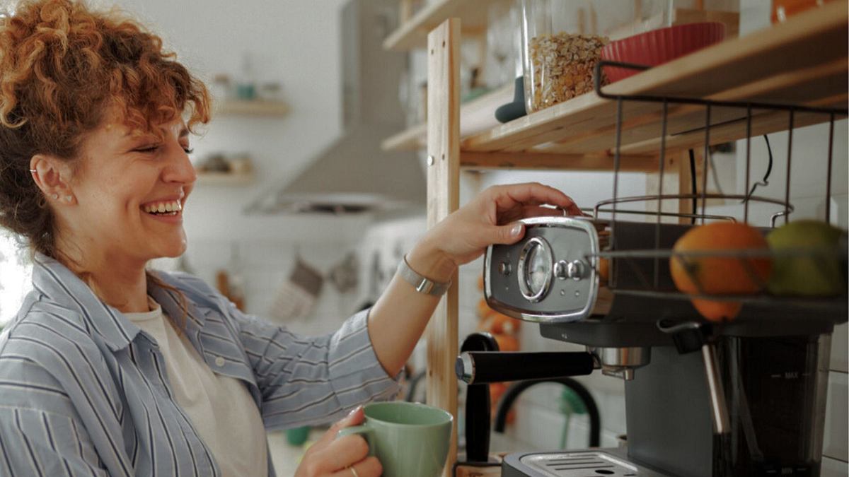 Frau an einer Kaffeemaschine