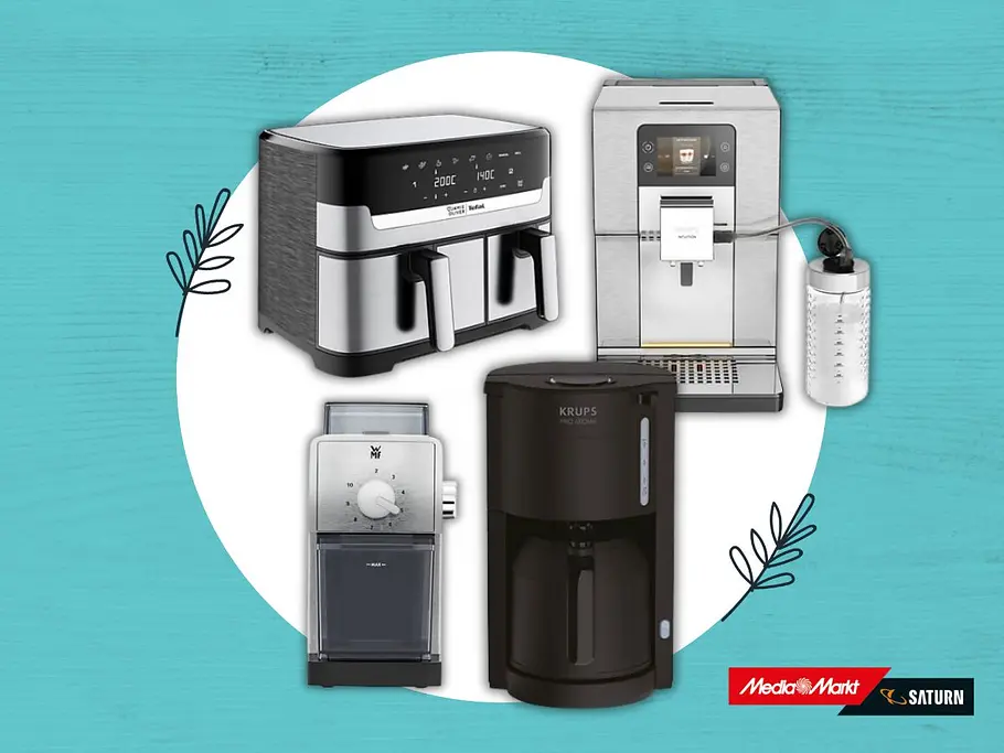 Küchen-Sale bei MediaMarkt Kaffeevollautomat, Kaffeemaschine, Airfryer und Kaffeemühle vor einem schlichten Hintergrund