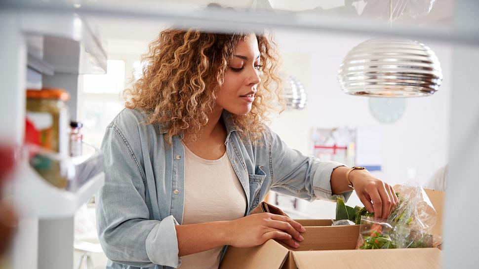 Frau packt Kochbox aus - Foto: iSTock/monkeybusinessimages 