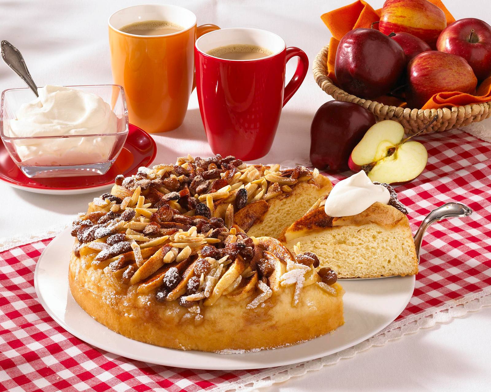 Hefe-Apfelkuchen mit Rosinen Rezept | LECKER