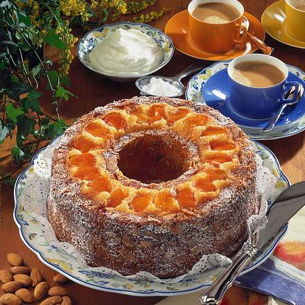 Hefe-Aprikosenkranz mit Mandeln Rezept Hefe-Aprikosenkranz mit Mandeln Rezept