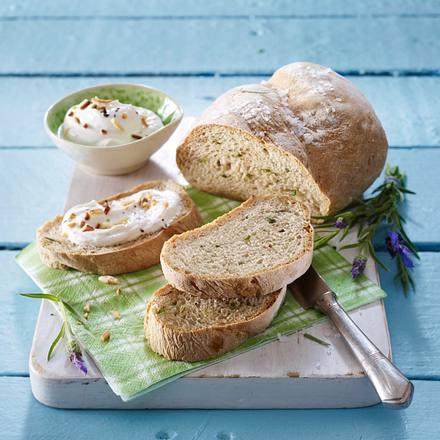 Hefe-Brot mit Lavendel, dazu Frischkäsedip mit gerösteten Mandeln Rezept Hefe-Brot mit Lavendel, dazu Frischkäsedip mit gerösteten Mandeln Rezept