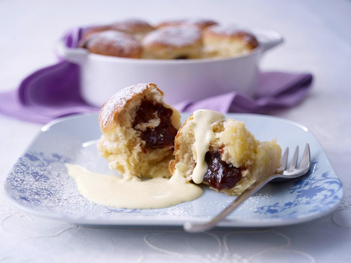 Hefe Buchteln mit Pflaumenmus gefüllt Rezept