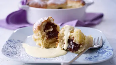 Hefe Buchteln mit Pflaumenmus gefüllt Rezept - Foto: LECKER @ Bauer Media Group