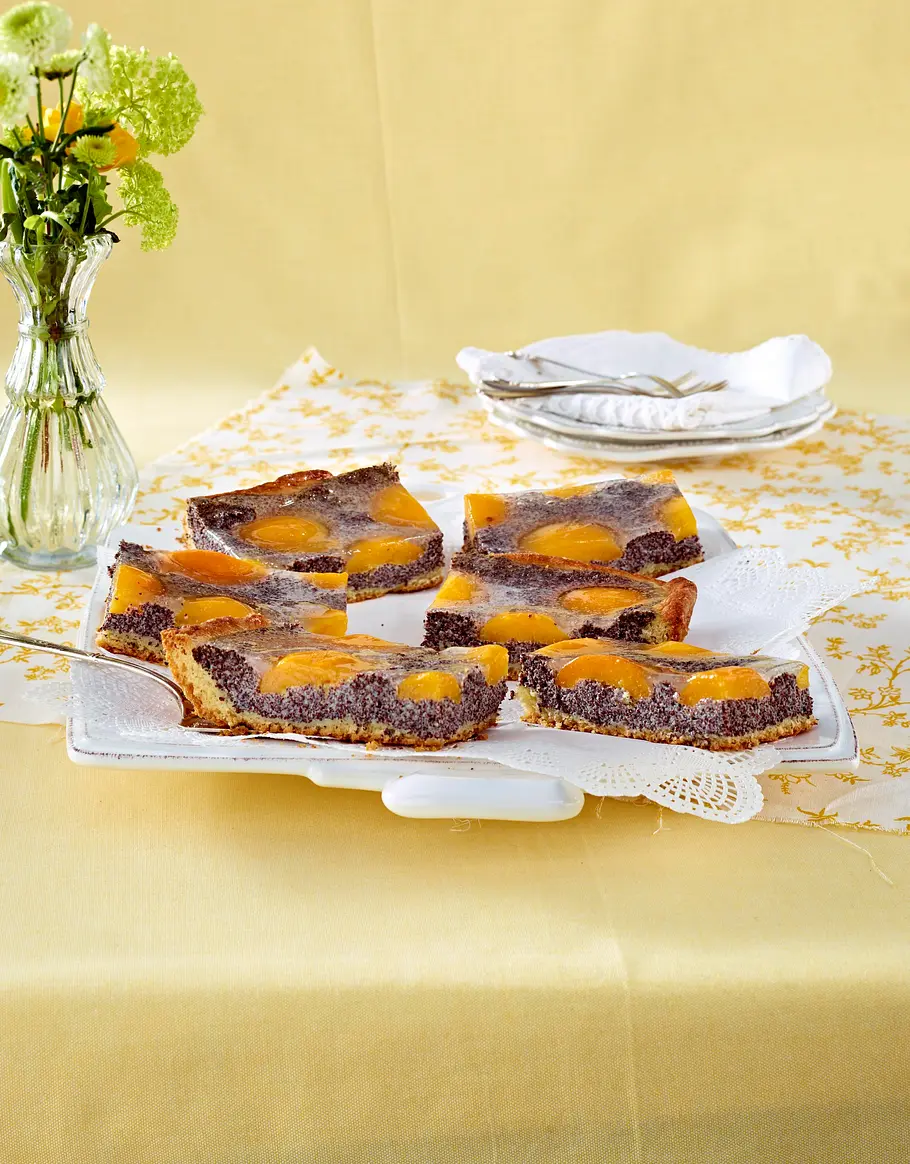 Hefe-Mohnkuchen mit Aprikosen Rezept