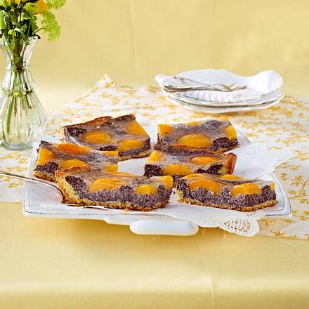 Hefe-Mohnkuchen mit Aprikosen Rezept