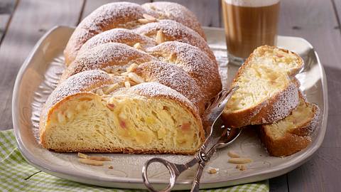 Hefe-Nusszopf mit Marzipan und Apfel Rezept - Foto: House of Food / Bauer Food Experts KG